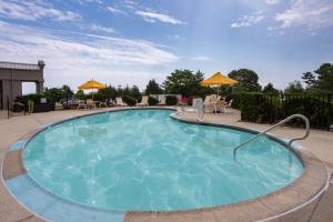 Bazén v ubytování Days Inn by Wyndham Absecon Atlantic City Area nebo v jeho okolí
