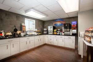 Virtuvė arba virtuvėlė apgyvendinimo įstaigoje Baymont by Wyndham Sheridan