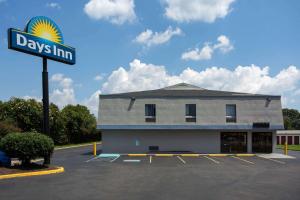 un edificio con un cartel en un estacionamiento en Days Inn by Wyndham Chesapeake en Chesapeake