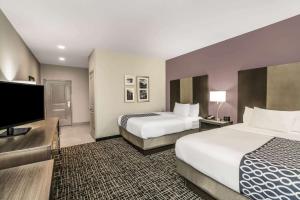 Tempat tidur dalam kamar di La Quinta by Wyndham Chattanooga - Lookout Mtn