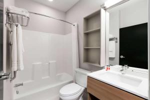 Permian Studio Apartments的一间浴室