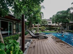 Bazén v ubytování Nirundorn Resort Chaam nebo v jeho okolí