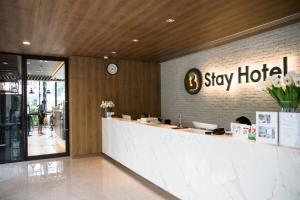 曼谷的住宿－B Stay Hotel - SHA Plus Certified，一间有标志的餐厅,上面写着酒店住宿的标志