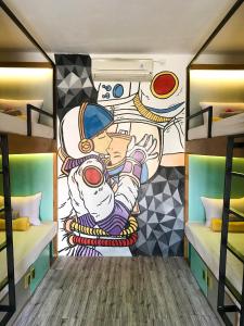 ein Wandbild in einem Schlafsaal mit 2 Etagenbetten in der Unterkunft Stellar Capsules in Seminyak