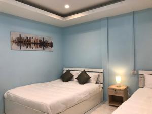 Postel nebo postele na pokoji v ubytování Blue House Hat Yai