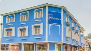 un bâtiment bleu avec un panneau sur lequel figure un panneau dans l'établissement Ria Residency, à Panaji