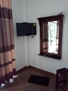 TV a/nebo společenská místnost v ubytování river edge bungalow