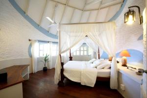 Postel nebo postele na pokoji v ubytování Nika Island Resort & Spa, Maldives