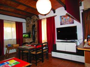 Μια τηλεόραση ή/και κέντρο ψυχαγωγίας στο Apartamentos Casas Rurales "Paraje San Blas" TR-BA-00166