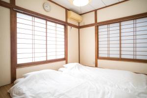 Postel nebo postele na pokoji v ubytování RIVERSIDE INN KAMAKURA