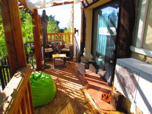 a screened in porch with a view of the outside at Apartamentos Casas Rurales "Paraje San Blas" TR-BA-00166 in Alburquerque