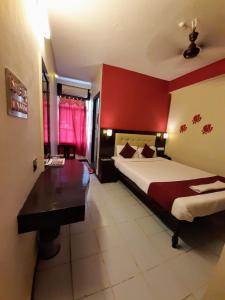 Postel nebo postele na pokoji v ubytování Ravi Krishna Inn