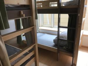 札幌的住宿－Sapporo Guest House 庵 Anne，客房设有两张双层床和一扇窗户。