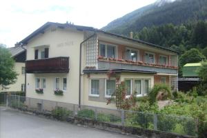 uma casa com uma cerca em frente em Haus Dixer em Bad Gastein