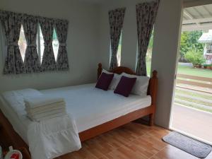 um quarto com uma cama com lençóis brancos e uma janela em Baan Suan Yensabai @Ayutthaya em Phra Nakhon Si Ayutthaya