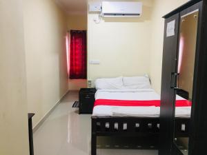 En eller flere senge i et værelse på Brindavan Residency
