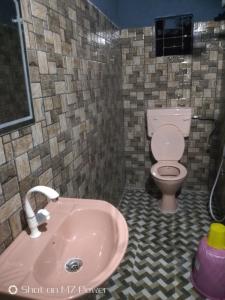 Kylpyhuone majoituspaikassa Dekapara Airport Guest House