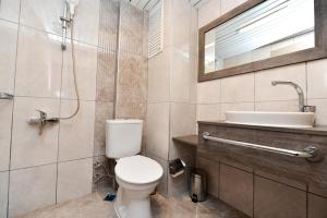 La salle de bains est pourvue de toilettes et d'un lavabo. dans l'établissement Bezay Hotel, à Fethiye