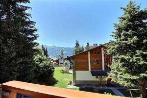 a house with a view of a yard with trees at Skirama 018 in Verbier