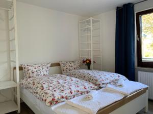 Postel nebo postele na pokoji v ubytování Ferienhaus bei den Kreidefelsen - Ihr Zuhause auf Rügen