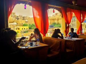 Επισκέπτες που μένουν στο Fort View Hotel