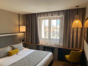 Postel nebo postele na pokoji v ubytování Hôtel Le Roosevelt Lyon