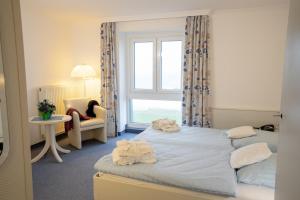 Un pat sau paturi într-o cameră la Hotels Haus Waterkant & Strandvilla Eils