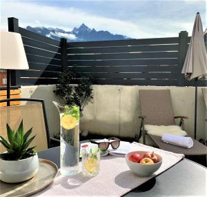 紹藤斯的住宿－Easy Living Apartment Ötztal，一张桌子,上面有花瓶和一碗水果