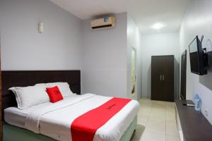 Tempat tidur dalam kamar di RedDoorz Plus at Hotel Srikandi Kendari