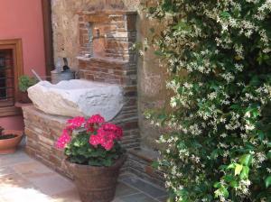 Vonkajšia záhrada v ubytovaní Boutique Hotel Kokkino Spiti