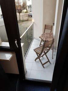 Un balcón con una silla y una mesa en Apartments Blumenthal en Núremberg