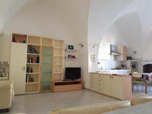 a living room with a kitchen and a tv in it at La Casa Sul Porto in Brindisi