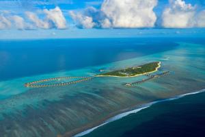 MaamutaaPullman Maldives Maamutaa - All-Inclusive Resort - 50 percent off Transfers - kids below 12 years old can dine free的海洋中一座小岛的鸟瞰图