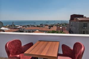 un tavolo e sedie su un balcone con vista di Olimpic Hotel a Istanbul
