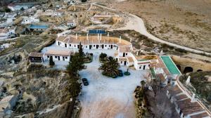 una vista aérea de una casa en una montaña en Casas Cueva Molino Fuencaliente, en Huéscar