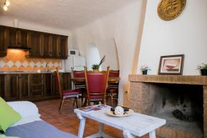 Una sala de estar con una mesa y una chimenea. en Casas Cueva Molino Fuencaliente, en Huéscar