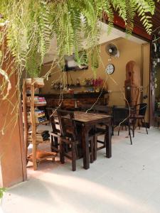ein Esszimmer mit einem Holztisch und Stühlen in der Unterkunft P'LYN HOUSE in Chiang Mai