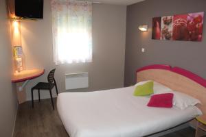 Voodi või voodid majutusasutuse B&B HOTEL Aurillac Le Lioran toas