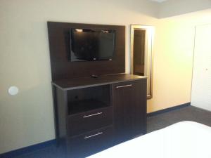 TV a/nebo společenská místnost v ubytování Howard Johnson by Wyndham Odessa TX