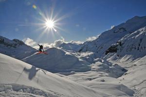 レッヒにあるHotel Jagdhaus Monzabonの雪山飛び降りスキー乗り