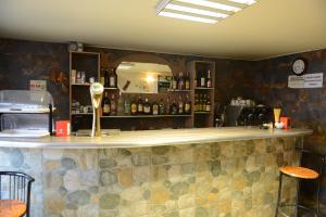 un bar con un mostrador con un montón de botellas en Vila Perla Sapanteana en Săpînţa
