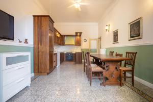 jadalnia z drewnianym stołem i krzesłami w obiekcie Santa Maria Novella 4 bedrooms by Mmega we Florencji +21 zdjęć