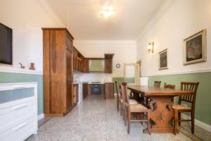 jadalnia z drewnianym stołem i krzesłami w obiekcie Santa Maria Novella 4 bedrooms by Mmega we Florencji