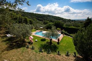 an aerial view of a backyard with a swimming pool at Casale Il Trecento in Castiglion Fiorentino