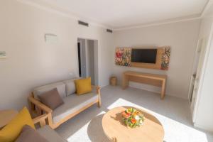 Televízia a/alebo spoločenská miestnosť v ubytovaní Hotel LIVVO Koala Garden