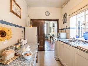 une cuisine avec un réfrigérateur et une table avec des œufs dessus dans l'établissement Housekeeper's Cottage, à Great Bolas