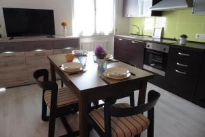 A kitchen or kitchenette at Bikes and Flowers Még 4 kép