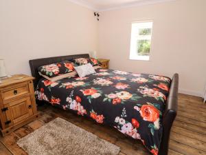 Postel nebo postele na pokoji v ubytování Cozy Cwtch Cottage