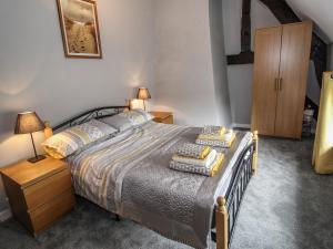 Postel nebo postele na pokoji v ubytování Stallington Hall Farm