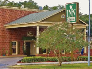 un bâtiment avec un panneau devant lui dans l'établissement Inn Cheraw, à Cheraw